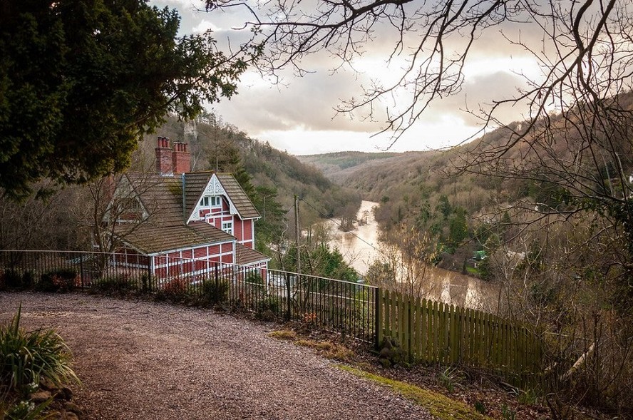 Casa Do Otis De Sex Education Chega Ao Mercado Por R Milh Es Im Veis Casa E Jardim