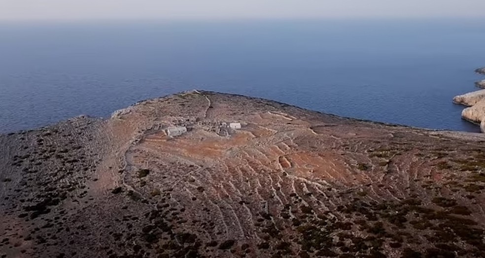 A ilha pertencia ao pai de Eirini e ela prometeu cuidar do local após ele falecer — Foto: YouTube / @yestheory / Reprodução