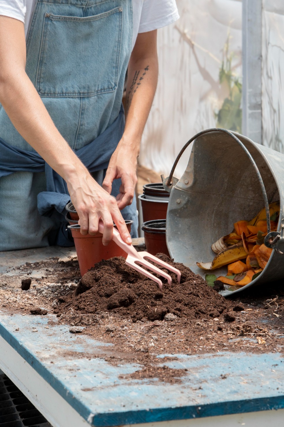 Para evitar o mau cheiro, lembre-se de revirar e arejar a mistura da composteira com frequência — Foto: Freepik / Creative Commons