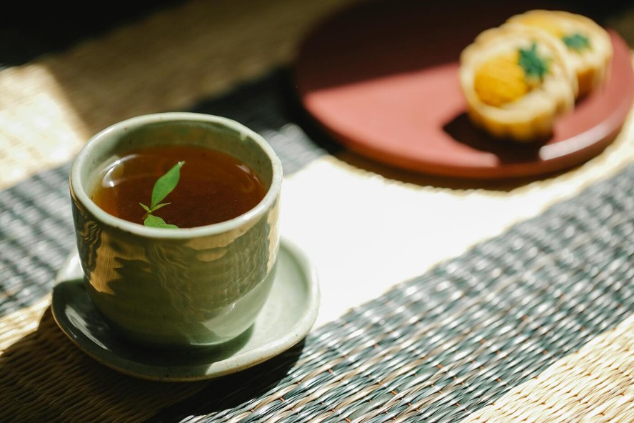 Chá para aliviar o enjoo: dicas e receitas que combatem o mal-estar