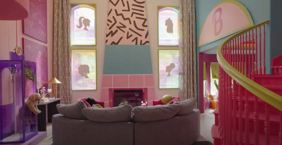 A sala de pé-direito alto da casa recebeu cores mais vivas na série "Barbie Dreamhouse Challenge" — Foto: Warner Bros e Mattel / Divulgação