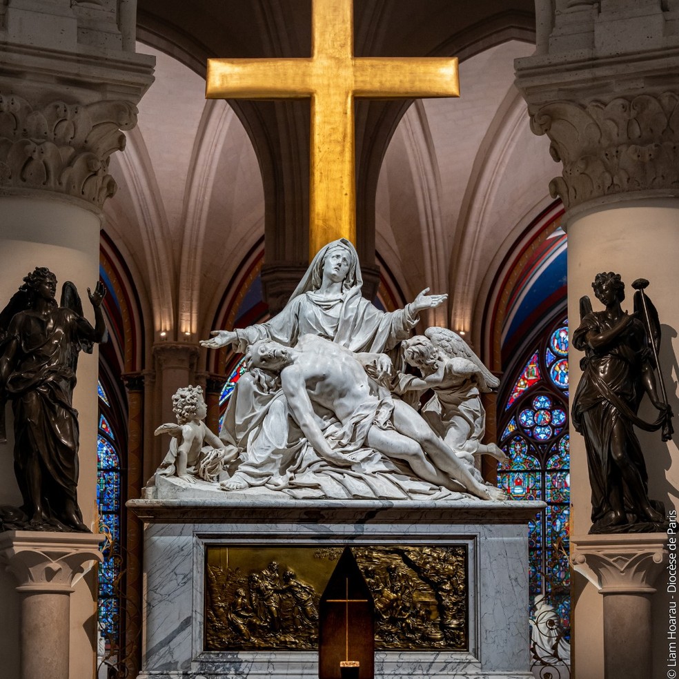 Uma das esculturas mais icônicas restauradas no interior da Catedral — Foto: Instagram/@dioceseparis/Reprodução