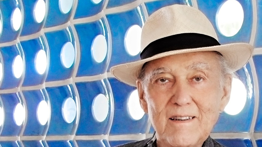 Cores e maximalismo marcam o apartamento do artista João Incerti no RJ ...
