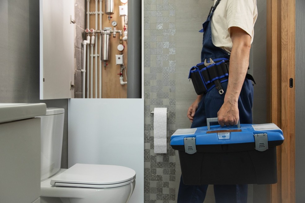 Invista em manutenção preventiva e regular para que os sistemas de água e energia funcionem de maneira eficiente sem desperdícios — Foto: Freepik/Creative Commons