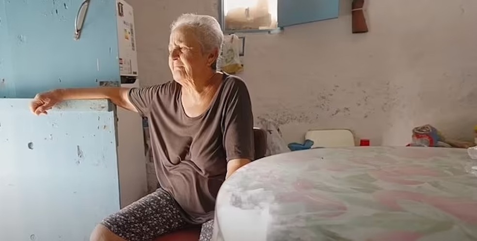 A grega Eirini vive sozinha em uma ilha desde que seu marido morreu, em 2013 — Foto: YouTube / @yestheory / Reprodução