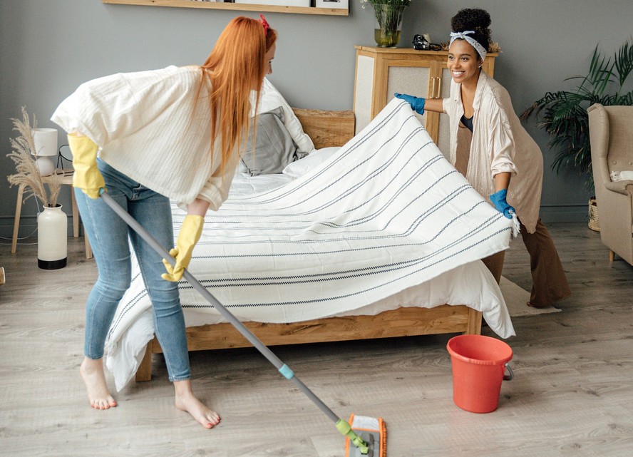 Dividir as tarefas de casa é importante para que nenhuma pessoa da família fique sobrecarregada. Confira dicas simples!