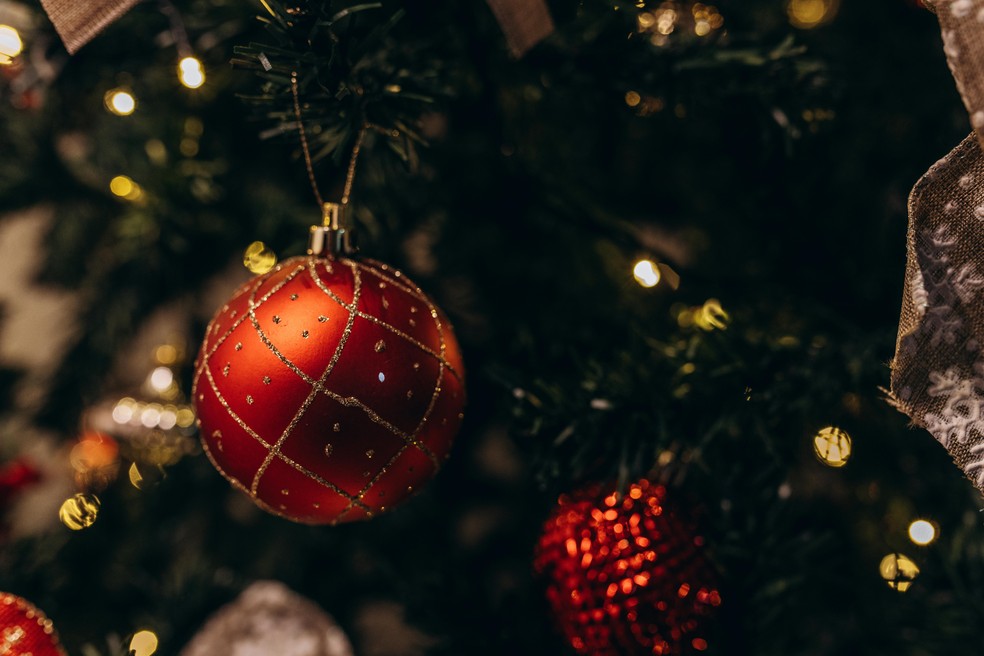 Por que decoramos a árvore de Natal com bolas? Entenda o significado!