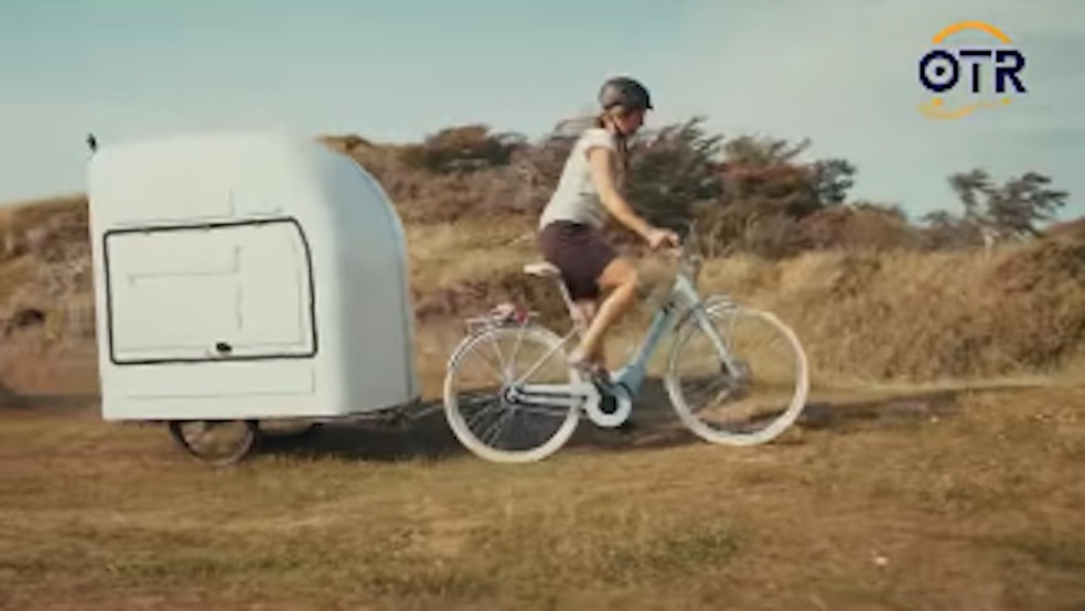 A ideia é que qualquer pessoa consiga levar a sua casa móvel acoplada na bicicleta — Foto: Instagram / @commatraveltrailer / Reprodução