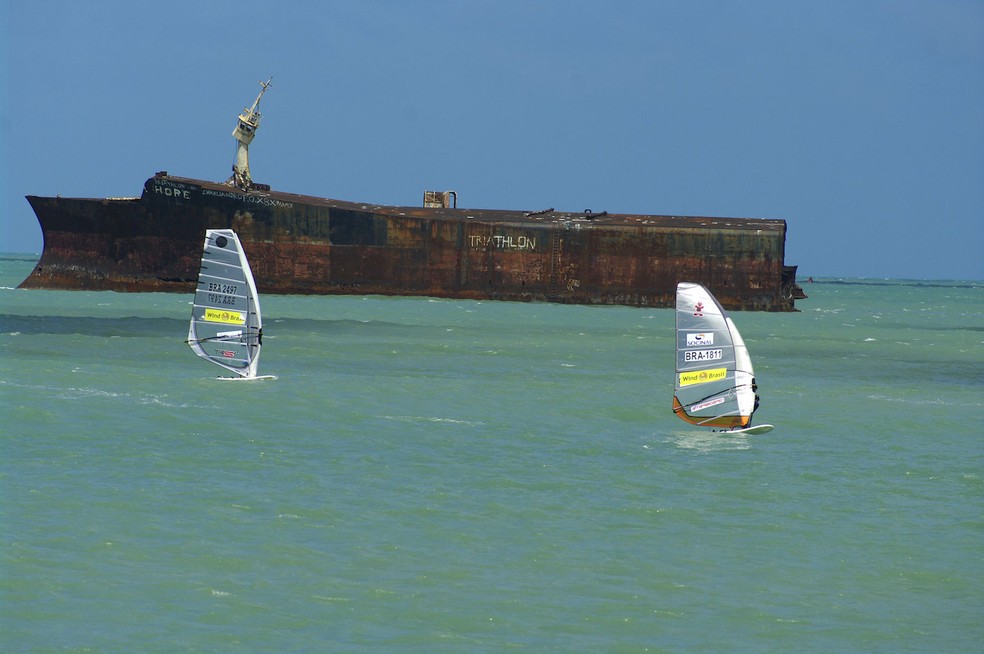 O navio petroleiro Mara Hope está encalhado na costa de Fortaleza (CE) desde 1985 — Foto: Flickr / Otávio Nogueira / Creative Commons