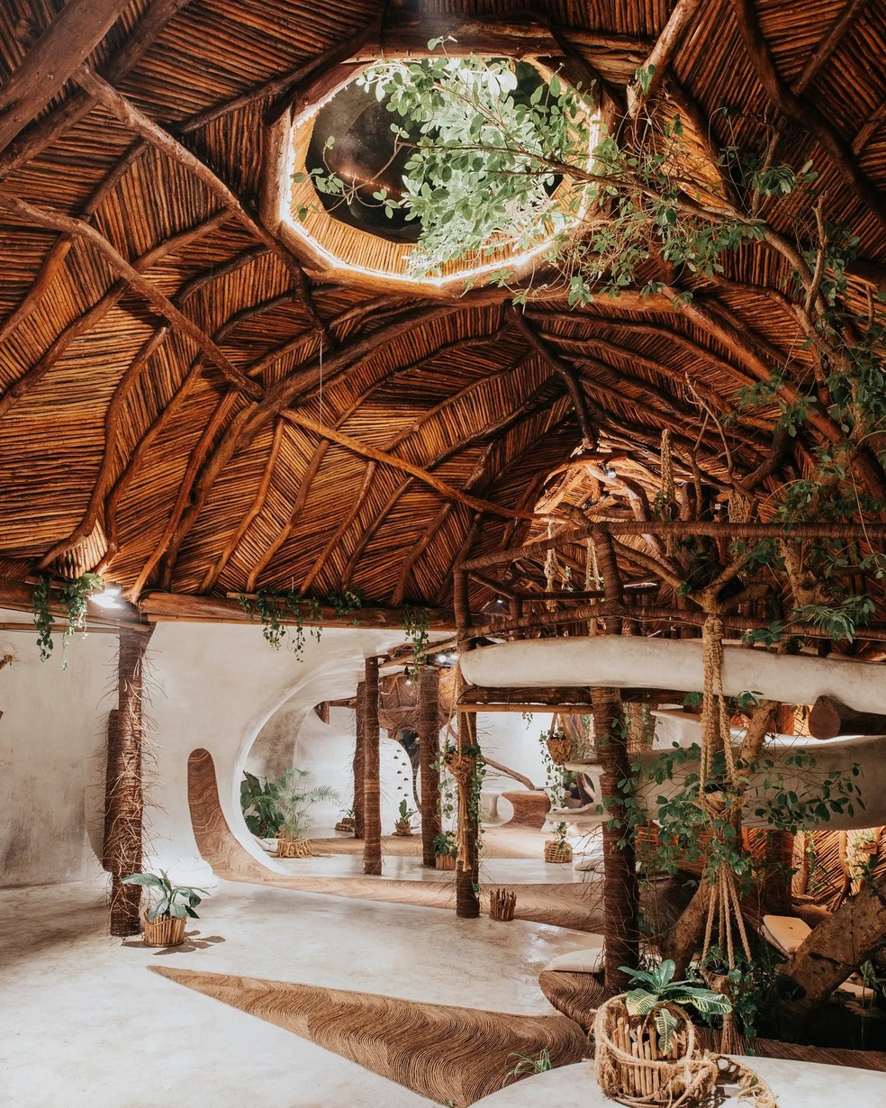 O museu SFER-IK Tulum combina formas curvas e técnicas artesanais, utilizando madeira bejuco, cimento leve e teto de folhas que filtra a luz natural, criando um santuário ecológico — Foto: Roth Architecture/Reprodução