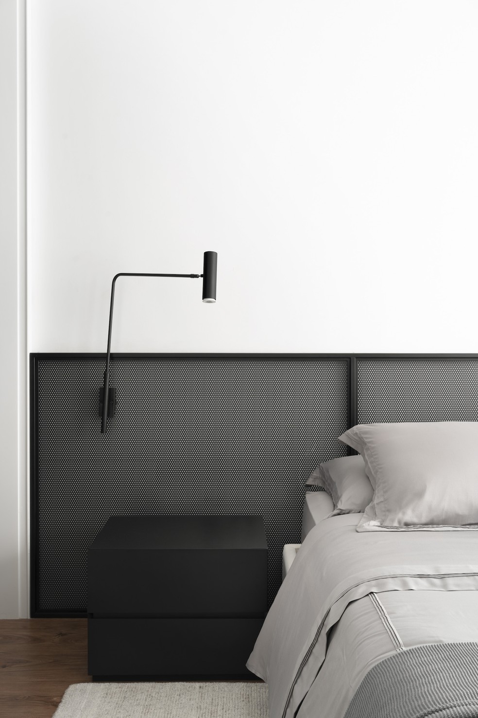 SUÍTE | No quarto, o cinza foi usado nas roupas de cama e deixa o espaço mais aconchegante — Foto: Estúdio Ny18 / Divulgação