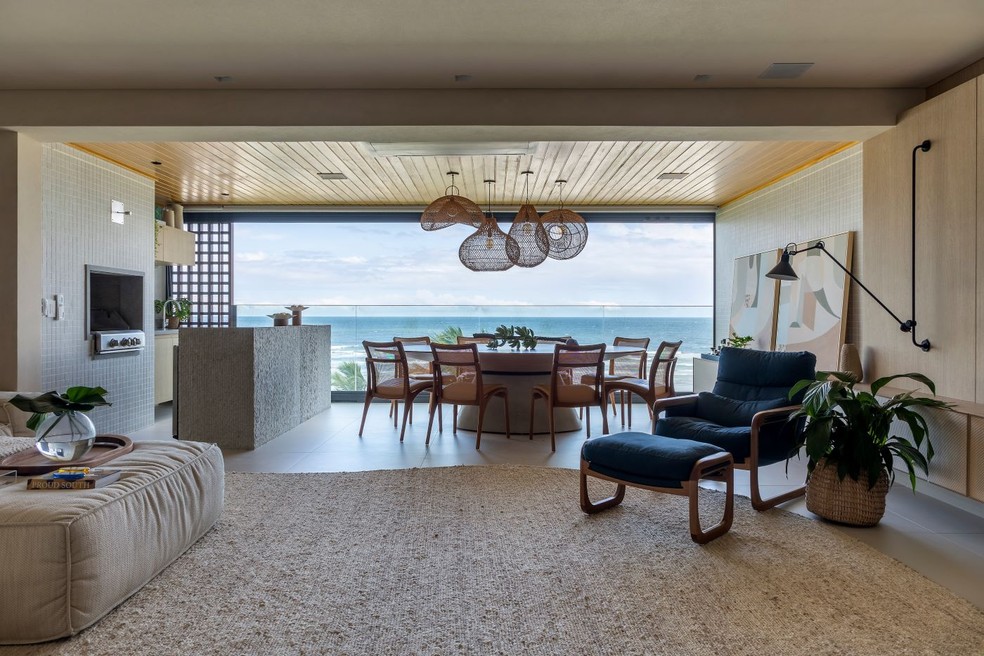 Cozinha azul norteia decoração de apartamento na praia