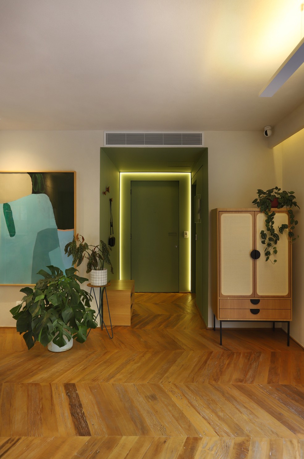 A iluminação forte pode ofuscar a cor das paredes e revestimentos. O ideal é equilibrar a luz para garantir uma percepção mais natural e harmônica dos tons. Projeto de Duda Senna — Foto: Mariana Orsi/Divulgação
