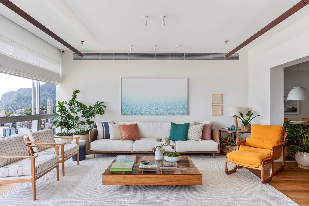 Reforma reconfigura layout e harmoniza peças de decoração em apartamento