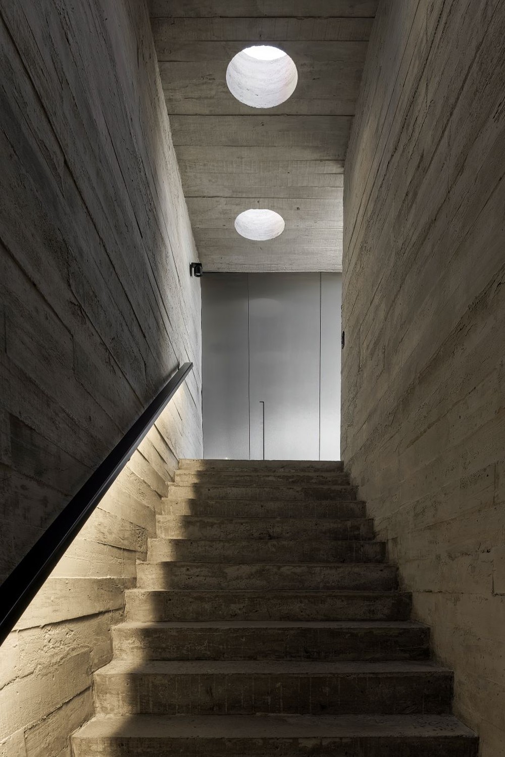 Casa brutalista de arquiteto aposta em integração para família curtir e ...