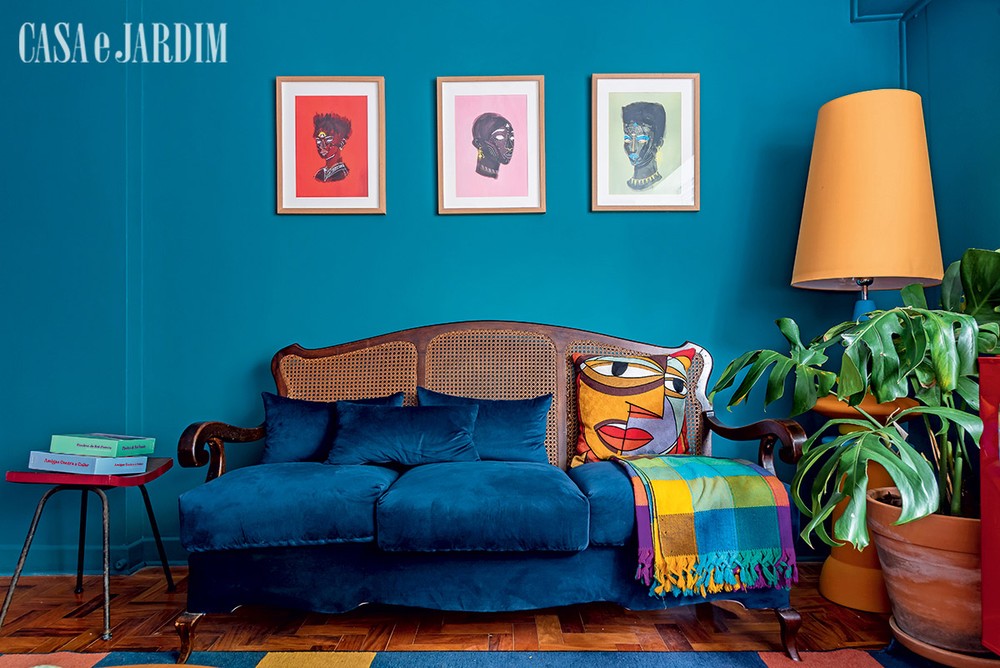 Stephanie Ribeiro mostra a decoração colorida de seu apartamento em SP