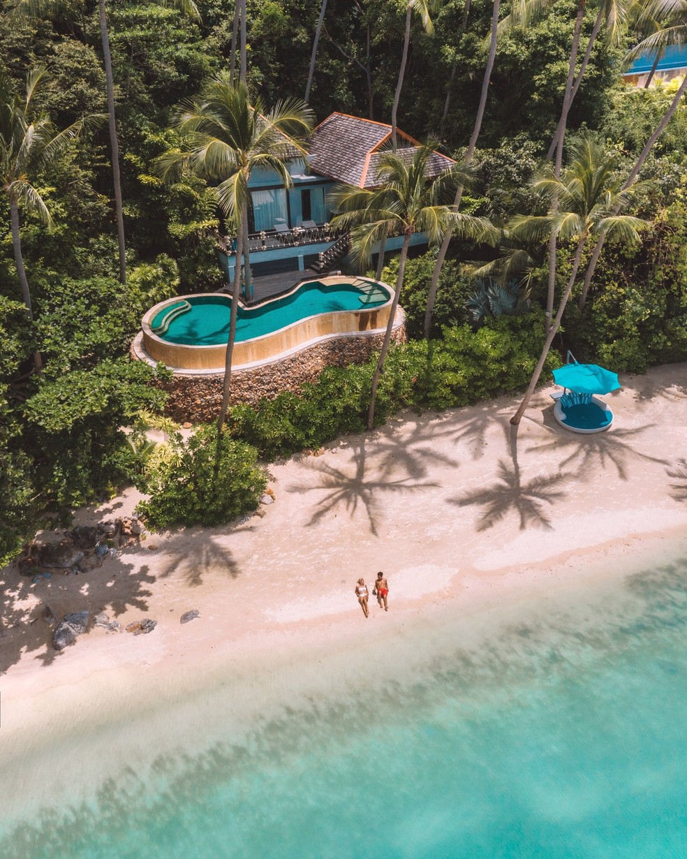 Cada casa possui sua própria piscina cercada por árvores tropicais — Foto: Instagram / @fskohsamui / Reprodução