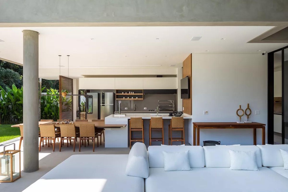 Arquitetura imponente rege projeto de casa de praia no litoral paulista