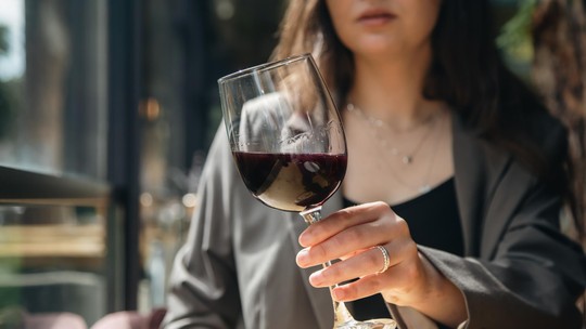 Por que girar a taça do vinho? Aprenda a identificar os aromas! 