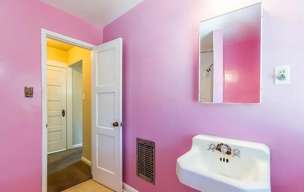 Outro banheiro da propriedade que se divide em três unidades foi pintado de rosa