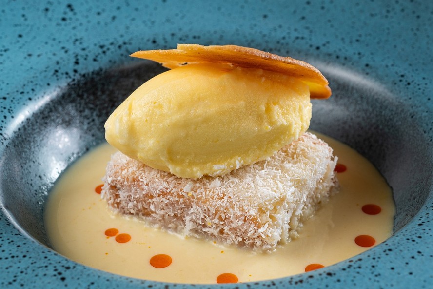 Receita de bolo gelado de coco com creme de milho e sorvete