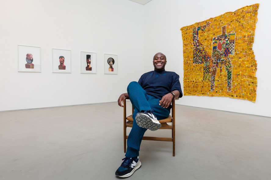 A mostra tem curadoria do crítico cultural ganês-americano Larry Ossei-Mensah e reúne colagens, pinturas, esculturas e técnica mista