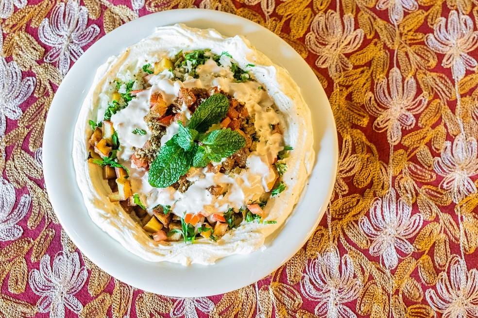Salada de berinjela com coalhada seca e molho tahine. O prato é do restaurante libanês Basha, em Copacabana — Foto: Ogro Filmes / Divulgação