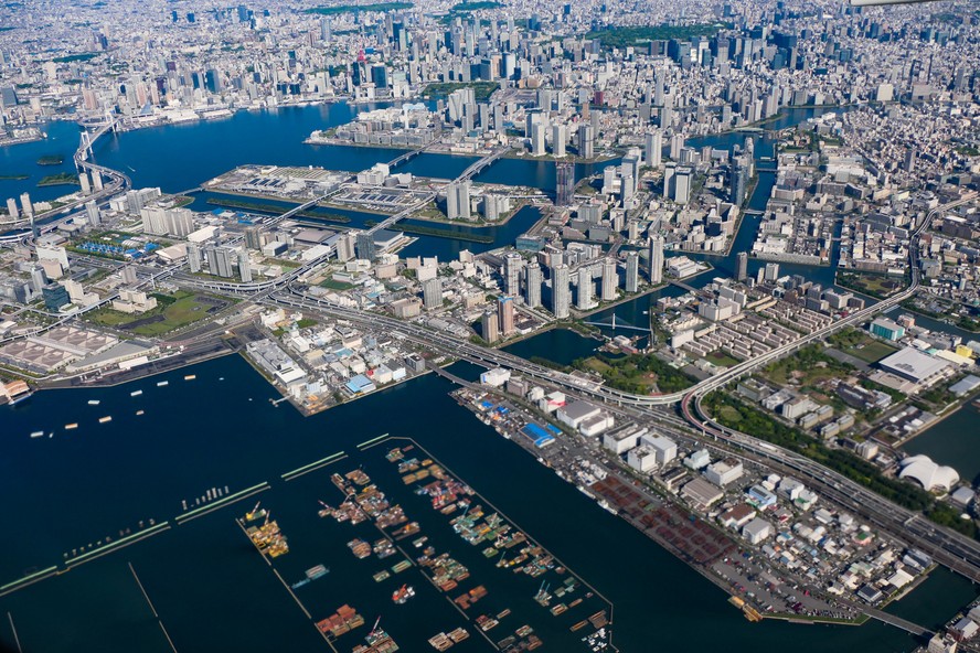 O afundamento gradual do solo, conhecido como subsidência, ameaça cidades em diferentes partes do mundo e pode comprometer edifícios, ruas e sistemas de drenagem. Tóquio conseguiu reduzir o problema ao controlar a extração de água subterrânea