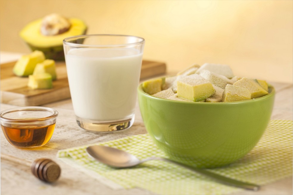 Receita de abacate polvilhado com leite em pó pode ser finalizada com mel — Foto: Nestlé / Divulgação