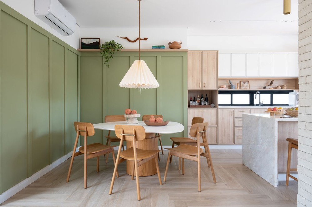 Casa minimalista tem pontos de cor e integração com jardim e piscina