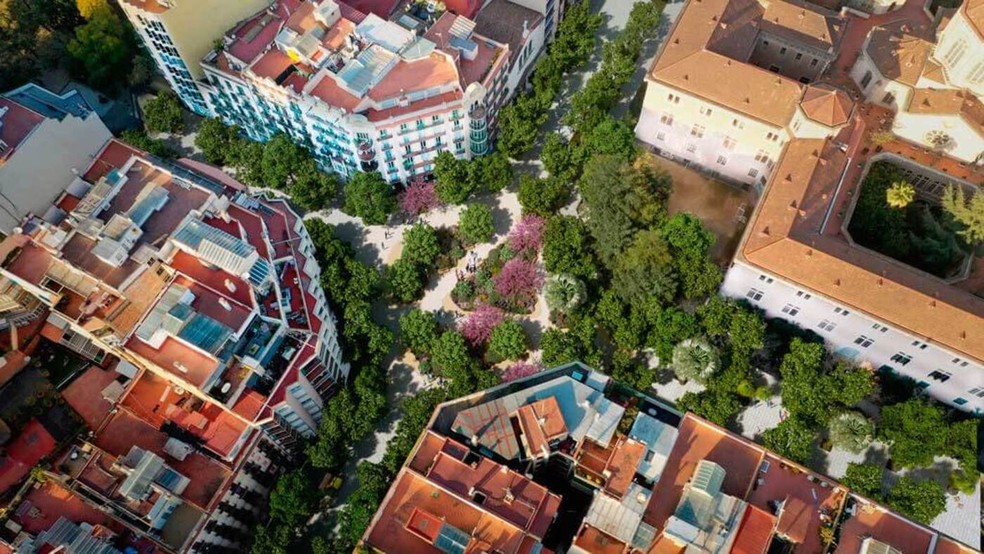 As superilhas em Barcelona reorganizam o tráfego ao restringir carros no interior dos quarteirões, abrindo espaço para pedestres, áreas verdes e convivência — Foto: Barcelona.cat/Reprodução