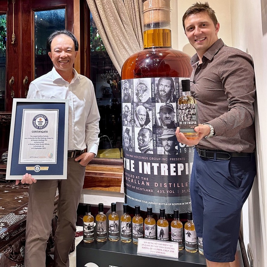 Empresário vietnamita arrematou a maior garrafa de uísque do mundo por R$ 6,8 milhões