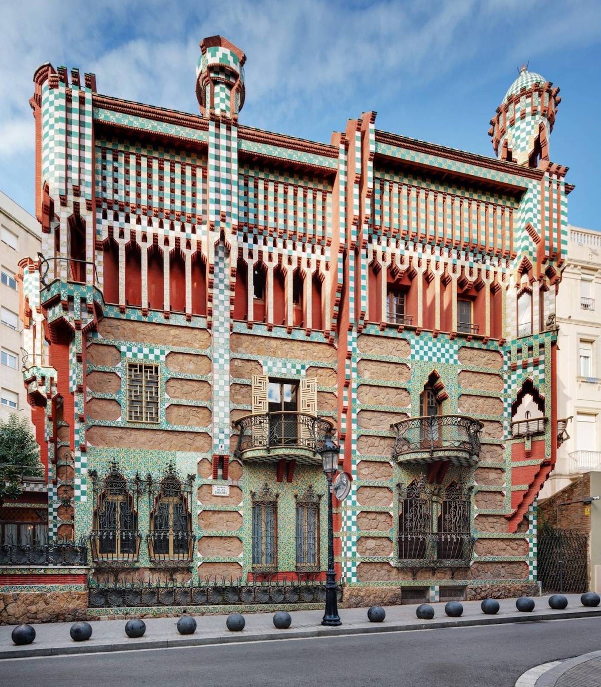 1ª casa projetada por Gaudí é um dos prédios mais icônicos de Barcelona