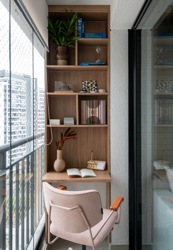 Soluções criativas criam até home office em apartamento de 30 m²