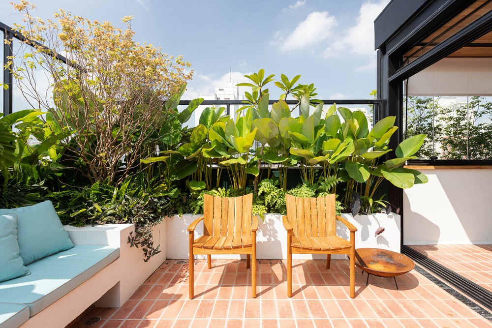 Casa ganha ambientes coloridos repletos de histórias após reforma