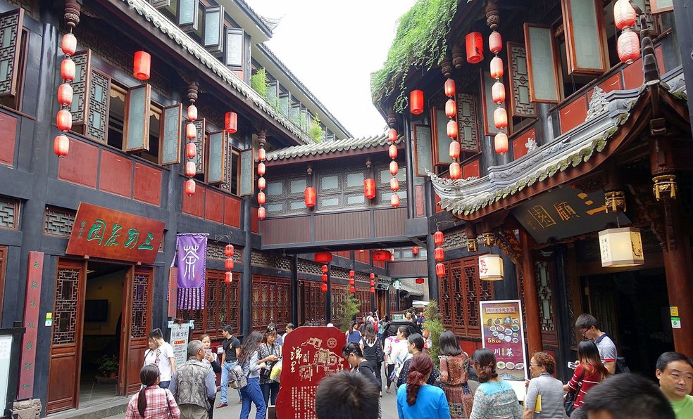 A rua Jinli, em Chengdu, apresenta arquitetura tradicional da China — Foto: Wikimedia Commons / Creative Commons