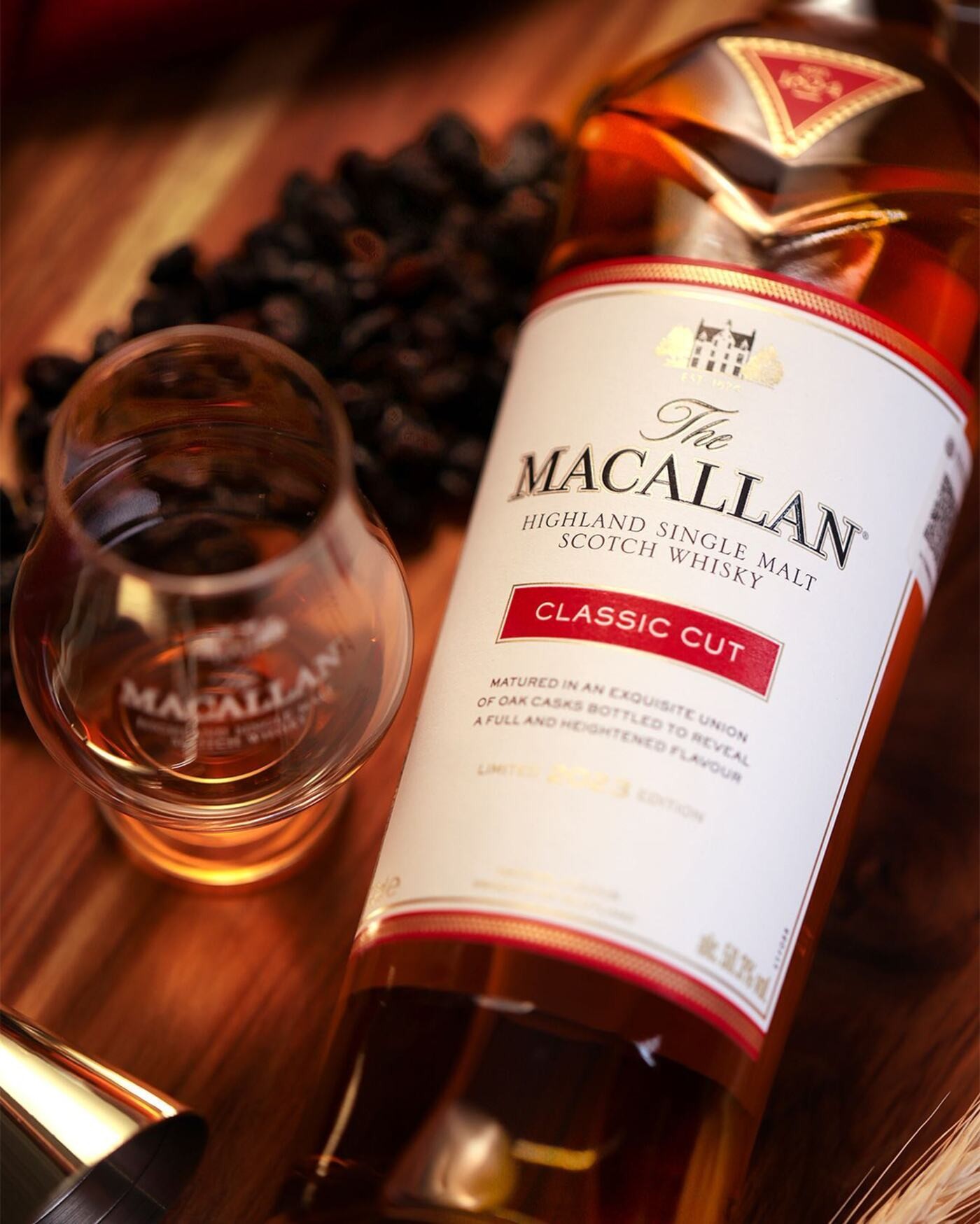 O The Macallan Classic Cut 2023 Edition (R$ 1,5 mil) é uma bebida de edição limitada com notas intensas de frutas maduras, baunilha, especiarias e toques sutis de carvalho tostado — Foto: The Macallan / Divulgação