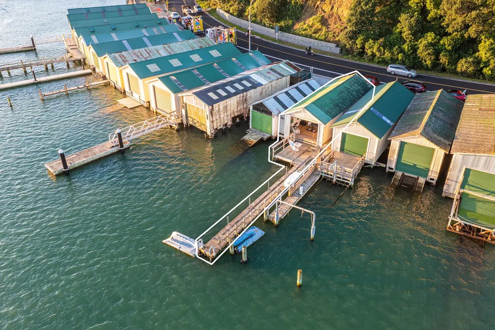 A cabana est&aacute; entre as &uacute;nicas 17 propriedades semelhantes localizadas &agrave; beira de uma ba&iacute;a paradis&iacute;aca &mdash; Foto: New Zealand Sotheby&rsquo;s International Realty / Reprodu&ccedil;&atilde;o