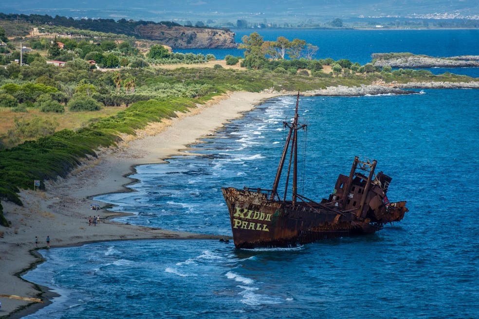 O navio grego Dimitrios está encalhado em uma praia de Gythio desde 1981 — Foto: Wikimedia / GeorgePhoto