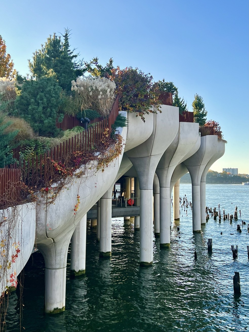 O Little Island é um novo parque e deve ser parada obrigatória em Nova York para quem ama plantas — Foto: Catê Poli / Divulgação