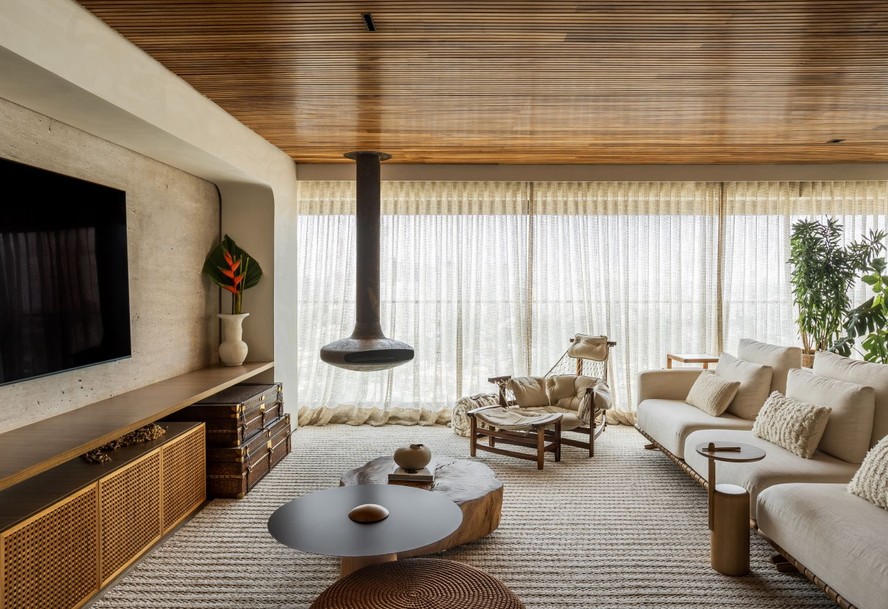 Granito bruto, madeira e texturas conferem clima boho ao apê de 158 m²