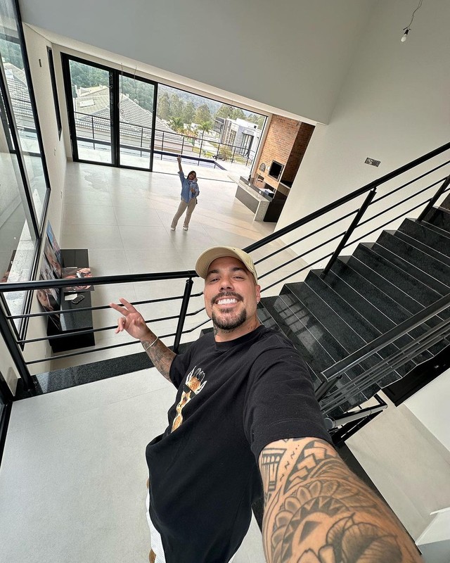 Lipe Ribeiro compra casa nova e celebra conquista: 'Sempre sonhei'