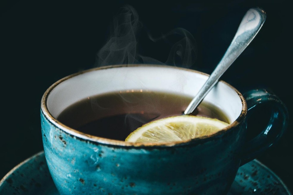 O ritual de beber chá promove o bem-estar, agindo como um relaxante natural e até na prevenção de doenças — Foto: Pexels / Lisa Fotios / Creative Commons