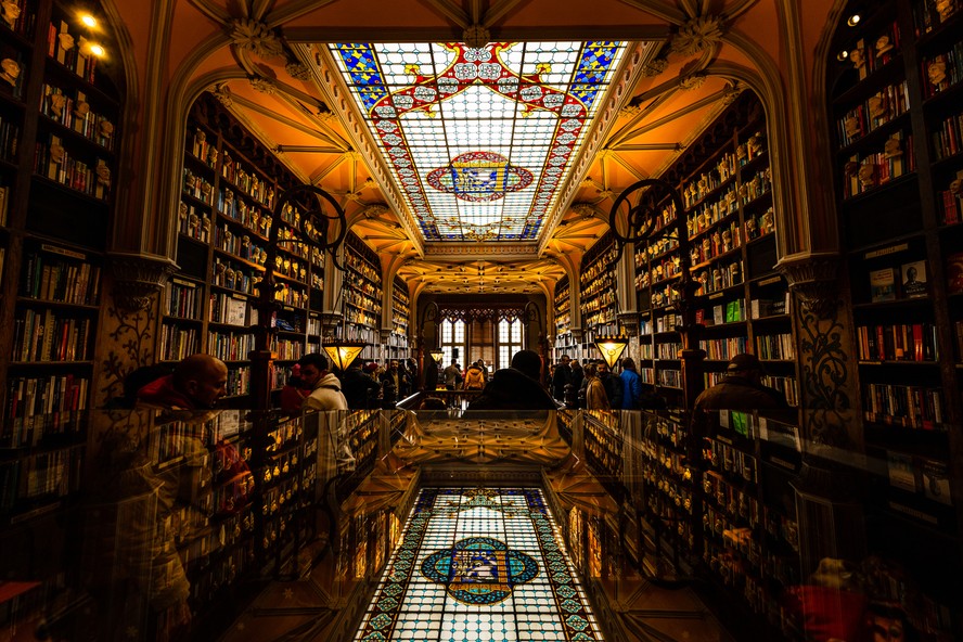Nova biblioteca de Dua Lipa fica em livraria portuguesa com arquitetura ...
