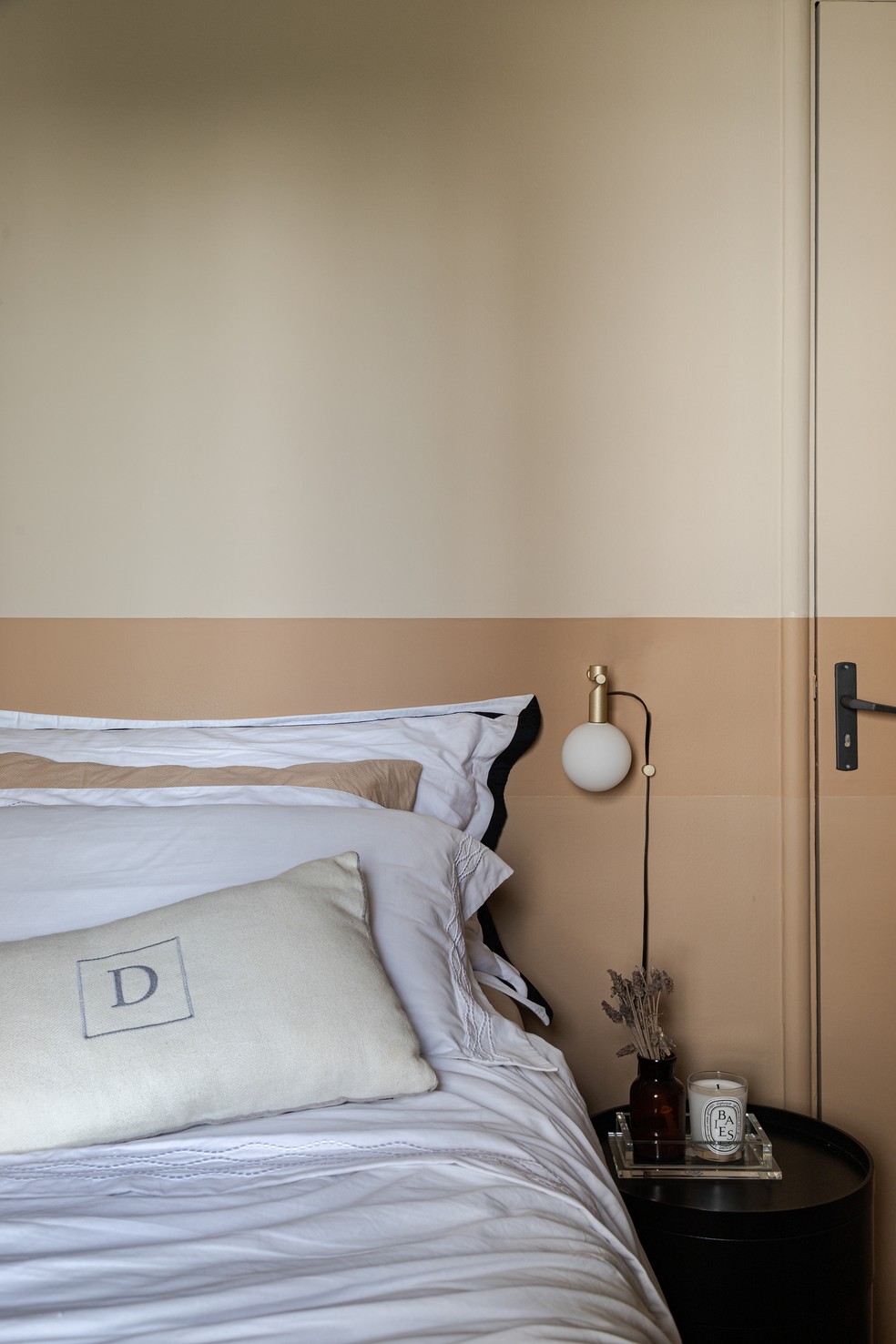A meia parede degradê faz as vezes de cabeceira no dormitório e torna o ambiente mais elegante. Projeto da arquiteta Kika Mattos — Foto: Gabriela Daltro / Divulgação
