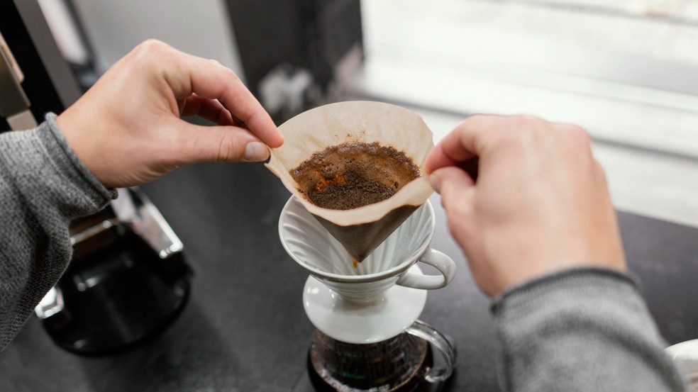A borra de café é um dos resíduos orgânicos mais comuns em aterros sanitários e contribui para a liberação do gás metano — Foto: Freepik / Creative Commons