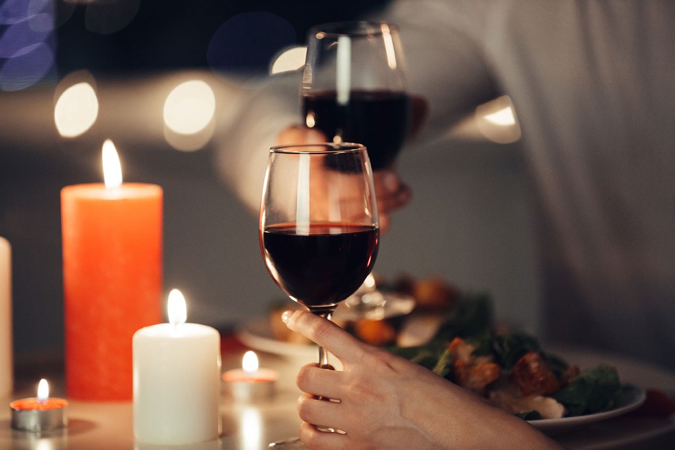 Velas usadas em jantares dão clima romântico, e a escolha dos aromas podem agucem o paladar — Foto: Freepik / drobotdean / Creative Commons