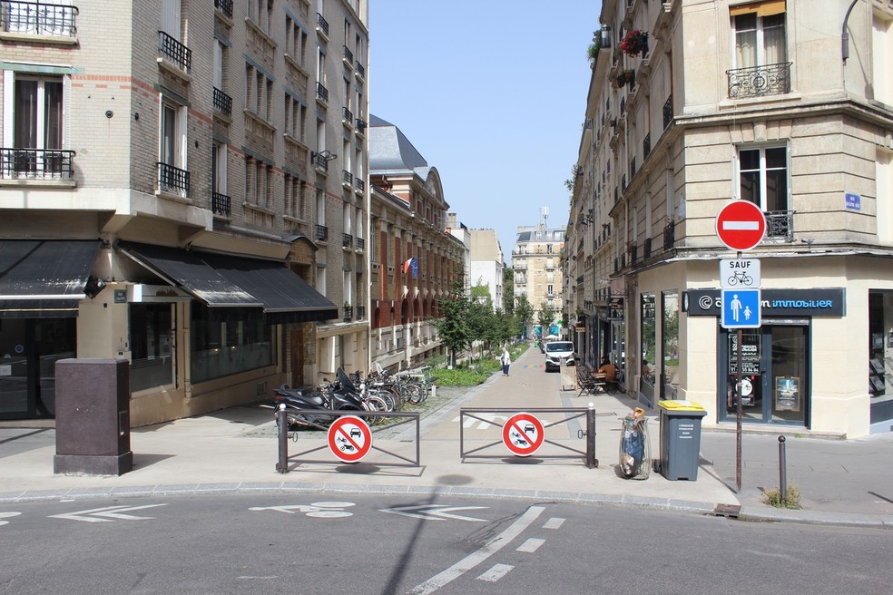 “Rues aux écoles”, na França, transformam ruas no entorno de escolas com menos carros e mais espaço para pedestres, criando ambientes seguros, silenciosos e acolhedores para crianças e famílias — Foto: Scarabocchio/Wikimedia Commons