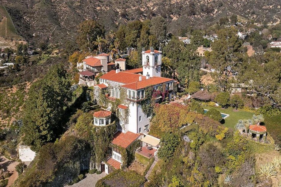 Madonna's mansion in Hollywood marvels with architecture that mimics a castle — Photo: Compass / Reproduction