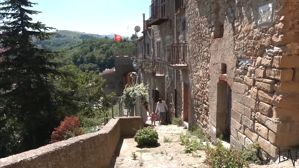 Um casal conseguiu comprar uma casa por apenas 1 euro em uma vila rural na Itália — Foto: YouTube / eawvlog / Reprodução